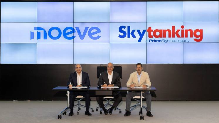 Foto de grupo tras el anuncio del acuerdo entre Moeve y Skytanking. Foto: Moeve