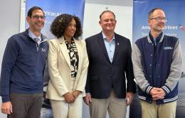 Foto de grupo tras el acuerdo entre American Airlines y AIM en Charlotte sobre becas y descuentos. Foto: American Airlines