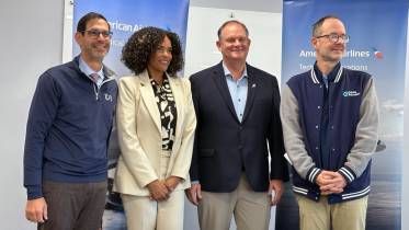 Foto de grupo tras el acuerdo entre American Airlines y AIM en Charlotte sobre becas y descuentos. Foto: American Airlines