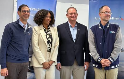 Foto de grupo tras el acuerdo entre American Airlines y AIM en Charlotte sobre becas y descuentos. Foto: American Airlines