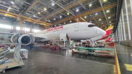 Avi�n A350 de Iberia en su hangar de mantenimiento de La Mu�oza en Madrid. Foto: Diego G�mez