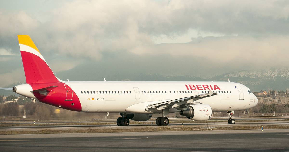 Imagen de archivo de un avión de Iberia en pista. Imagen de archivo de un avión de Iberia en pista.
