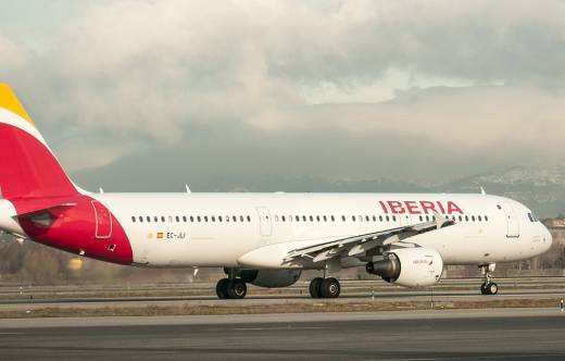 Imagen de archivo de un avi�n de Iberia en pista.