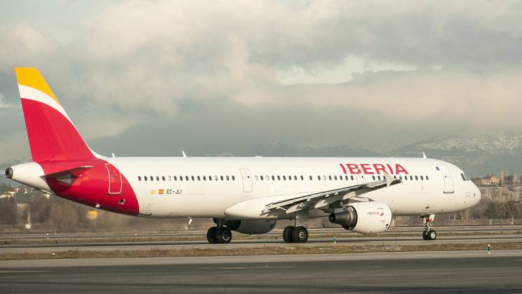 Imagen de archivo de un avi�n de Iberia en pista.