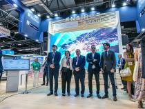 Ral Medina, a la derecha, en el stand de ENAIRE en el World ATM Congress 2022
