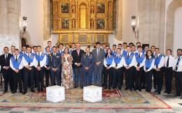 Las dos nuevas promociones de Adventia con las autoridades asistentes al acto.
