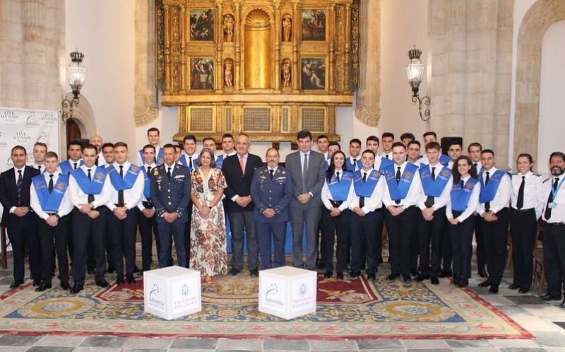 Las dos nuevas promociones de Adventia con las autoridades asistentes al acto.