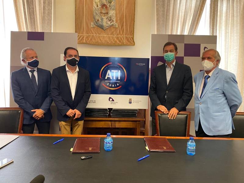 El presidente de la Diputacin de Soria, Benito Serrano, el diputado y coordinador del ATI, Jos Antonio de Miguel Nieto, el vicepresidente y director general de Layonair, Ignacio Dez Barturen y el presidente de Layonair, Carlos Escobar, tras la firma en agosto de 2020 del contrato de adjudicacin para la captacin de empresas en el aeroparque de Garray, dotado con 250.000 euros.