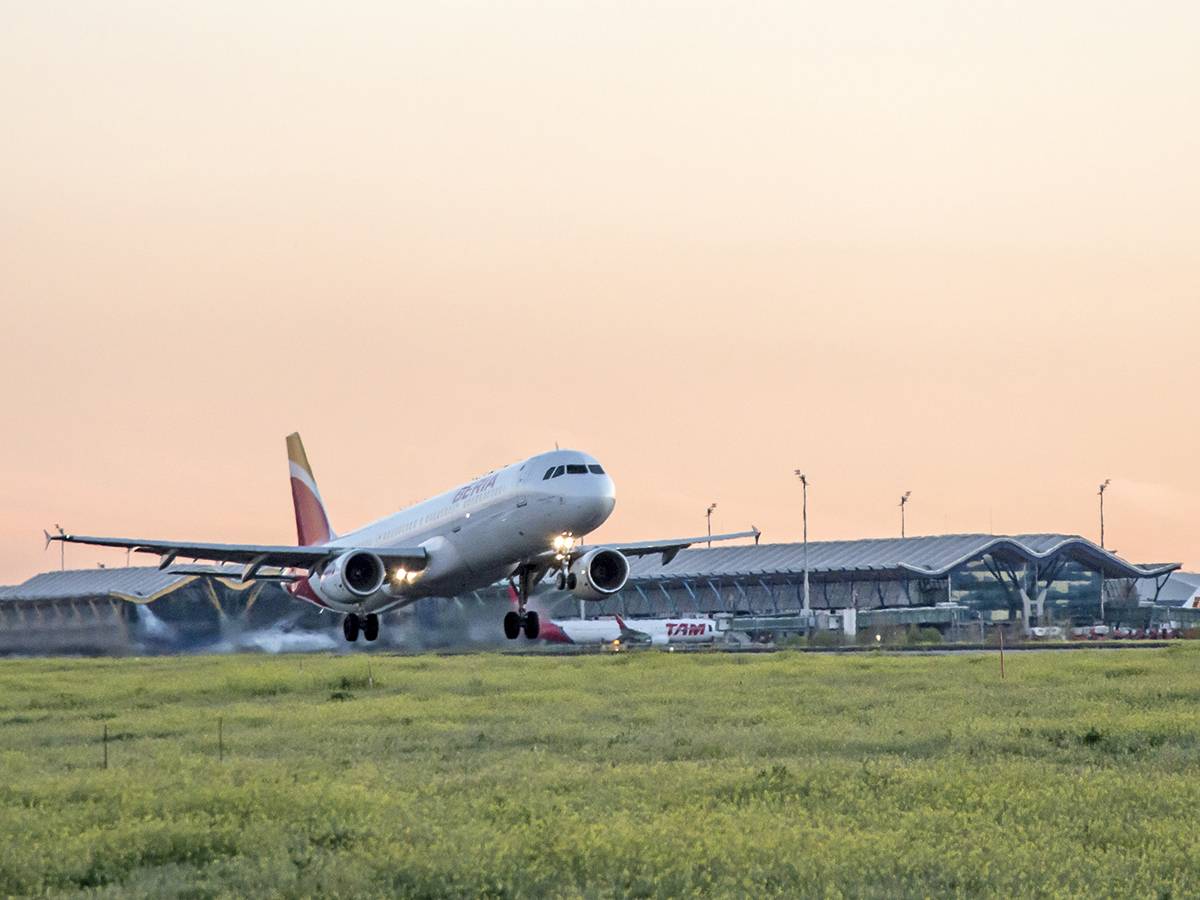 Avin despegando en el aeropuerto Madrid-Barajas.