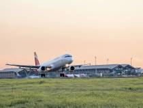 Avin despegando en el aeropuerto Madrid-Barajas.