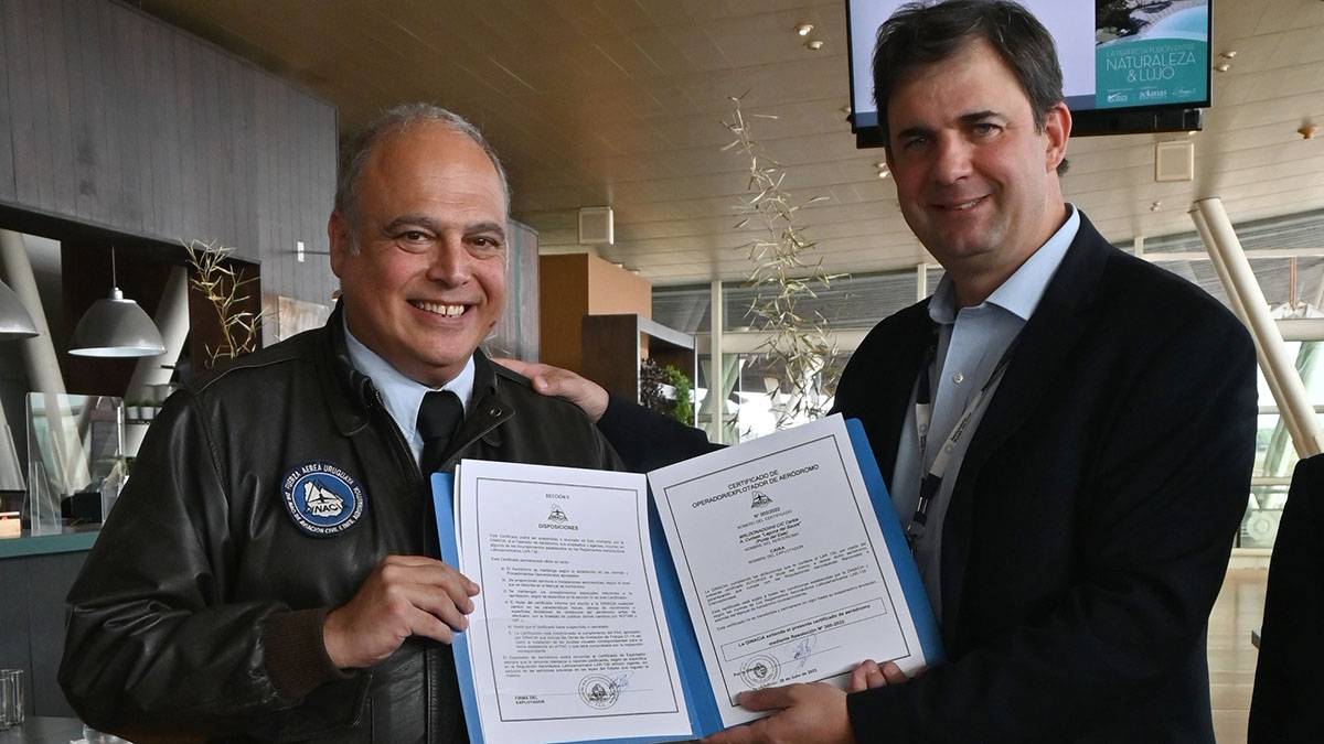 Entrega el certificado por el cumplimiento del Reglamento Aeronutico Latinoamericano (LAR) 139.