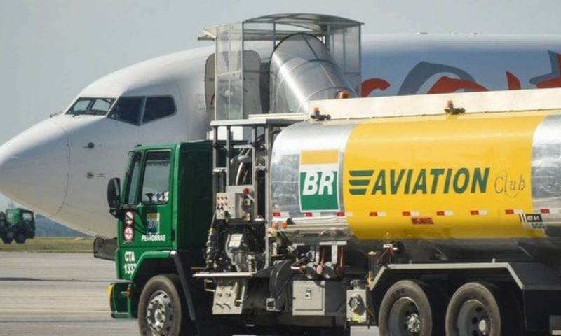 Camin cisterna de combustible aeronutico..