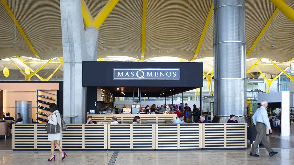 Cafetera-restaurante en la zona de embarque del Aeropuerto Madrid-Barajas