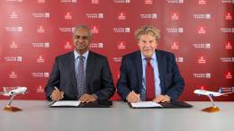 Firma del memorando de entendimiento del vicepresidente senior de la Divisin de Carga de Emirates, Nabil Sultan y el presidente de United Cargo, Jan Krems. 