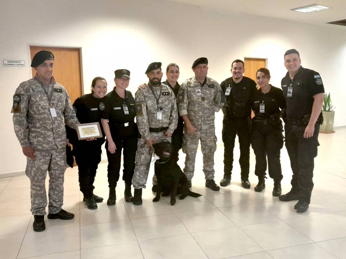 Policas de Seguridad Aeroportuaria argentina en la despedida oficial al perro de seguridad Askan. Foto: Polica de Seguridad Aeroportuaria (PSA)
