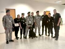 Policas de Seguridad Aeroportuaria argentina en la despedida oficial al perro de seguridad Askan. Foto: Polica de Seguridad Aeroportuaria (PSA)
