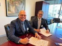 Firma del convenio por parte de las principales autoridades aeronuticas de Brasil y Uruguay.
