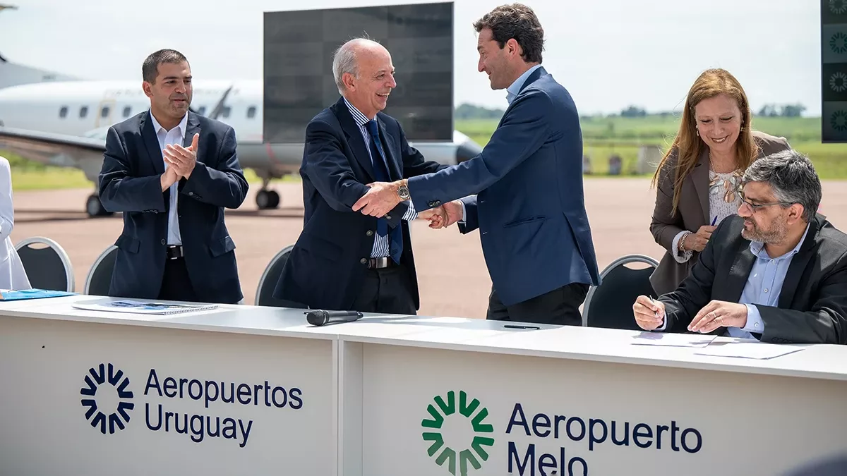 Acto de inicio de la concesin del aeropuerto de Melo con el ministro de Defensa, Javier Garca junto a otras autoridades (2 Izq). 