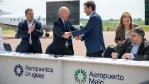 Acto de inicio de la concesin del aeropuerto de Melo con el ministro de Defensa, Javier Garca junto a otras autoridades (2 Izq). 