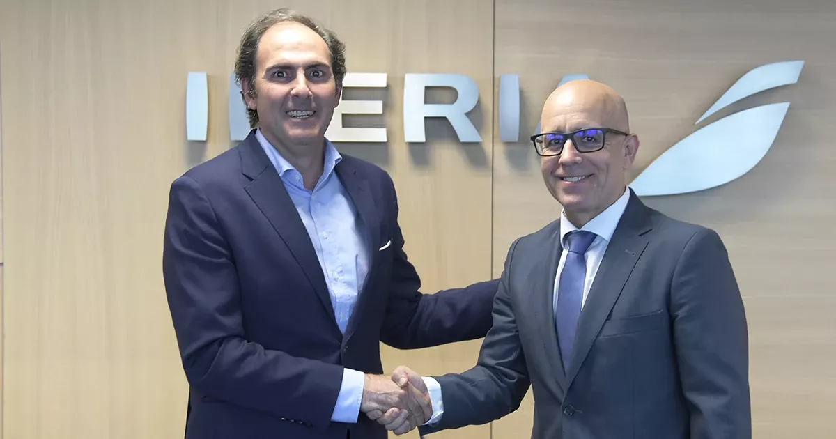 Javier Snchez-Prieto, presidente de Iberia, y Agustn Guzmn, jefe de la seccin sindical del Sepla en Iberia tras la firma del convenio colectivo. Foto: Iberia