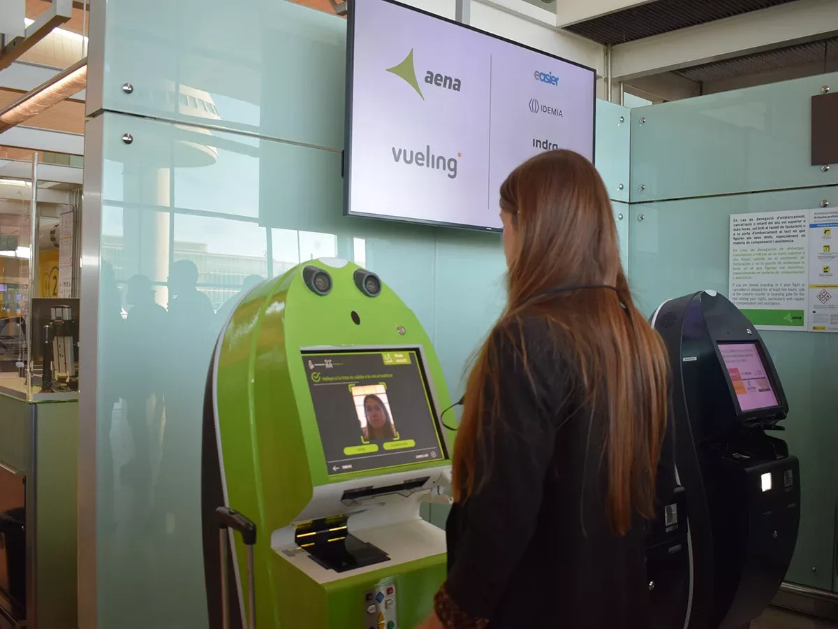 Mquina para realizar el registro de reconocimiento facial en el aeropuerto Barcelona-El Prat. Foto: EASIER