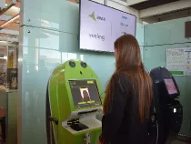 Mquina para realizar el registro de reconocimiento facial en el aeropuerto Barcelona-El Prat. Foto: EASIER