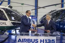El ministro del Interior español, Fernando Grande-Marlaska y el consejero delegado de Airbus Helicopters España, Fernando Lombo, en las instalaciones de la compañía en Albacete. Foto: Ministerio del Interior