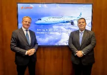 Maarten Wetselaar, consejero delegado de Cepsa (izq), y Adam Boukadida, director financiero de Etihad Aviation Group.