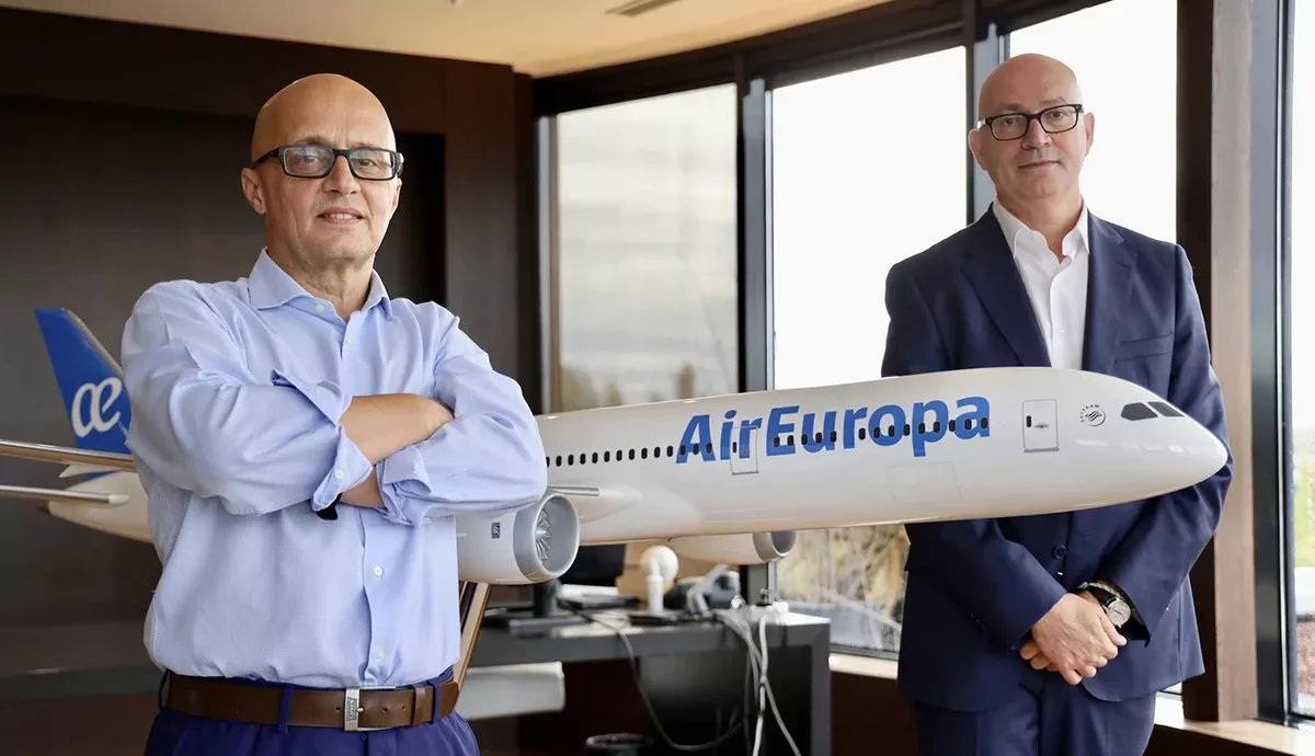 El director ejecutivo de Air Europa, Jess Nuo de la Rosa (derecha) junto a Richard Clark, director general de la aerolnea.