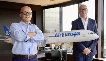 El director ejecutivo de Air Europa, Jesús Nuño de la Rosa (derecha) junto a Richard Clark, director general de la aerolínea.