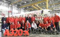 Grupo de empleados de Iberia Mantenimiento que se unieron a la compañía hace 30 años. Foto: Iberia