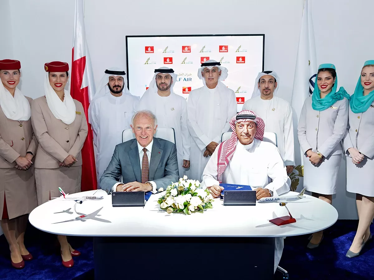Tim Clark, presidente de Emirates Airline (delante izquierda) y el director ejecutivo de Gulf Air, el capitn Waleed Al Alawi (delante derecha), en presencia de presencia del presidente del consejo de administracin de Gulf Air, Zayed R. Alzayani (atrs, cuarto por la izquierda). Air. Foto: Emirates