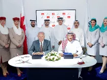 Tim Clark, presidente de Emirates Airline (delante izquierda) y el director ejecutivo de Gulf Air, el capitán Waleed Al Alawi (delante derecha), en presencia de presencia del presidente del consejo de administración de Gulf Air, Zayed R. Alzayani (atrás, cuarto por la izquierda). Air. Foto: Emirates