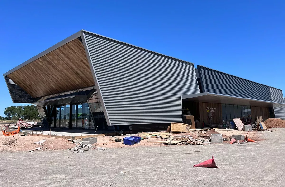 Aeropuerto Internacional de Carmelo en Uruguay en su fase de construccin.