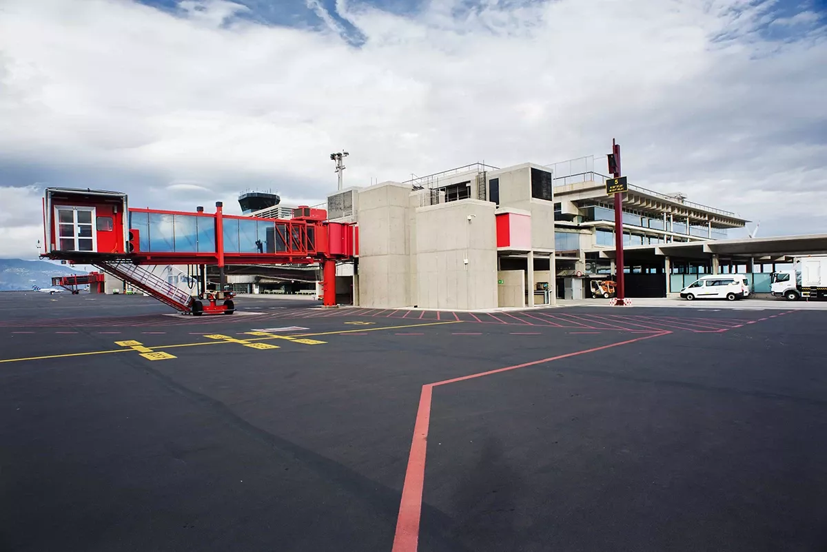 Zona exterior de la terminal del Aeropuerto de La Palma. Foto: Aena