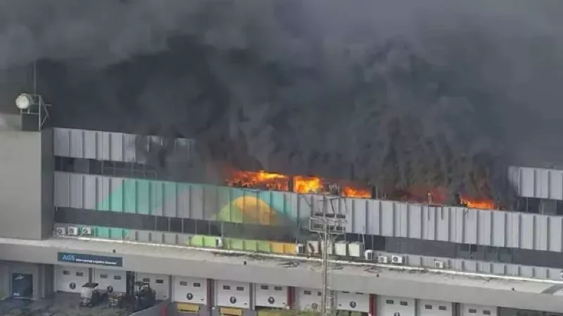 Incendio en una terminal de carga del Aeropuerto de Ro de Janeiro.Incendio en una terminal de carga del Aeropuerto de Ro de Janeiro.