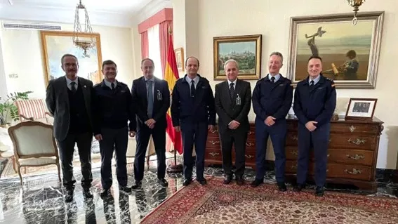 Javier Salto Martínez-Avial, jefe de Estado Mayor (centro) con  el director general de ENAIRE, Ángel Luis Arias, a la derecha, y equipos. Foto: Enaire