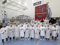 Trabajadores de Airbus junto al explorador de lunas heladas de Júpiter (JUICE). Foto: Airbus
