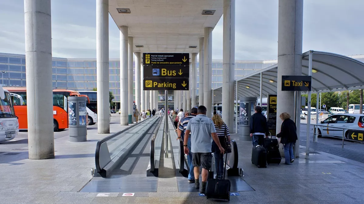 Zona exterior de la terminal del Aeropuerto de Palma de Mallorca. Foto: AENA.