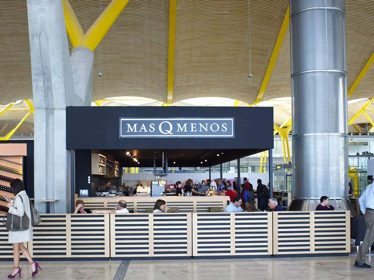 Cafetera-restaurante en la zona de embarque del Aeropuerto Adolfo Surez Madrid-Barajas. Foto Aena