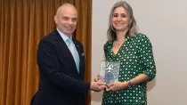 Montserrat Barriga recibiendo el premio de manos del Dr. Kostas Iatrou, Presidente de los Premios de Transporte Aéreo 2023.