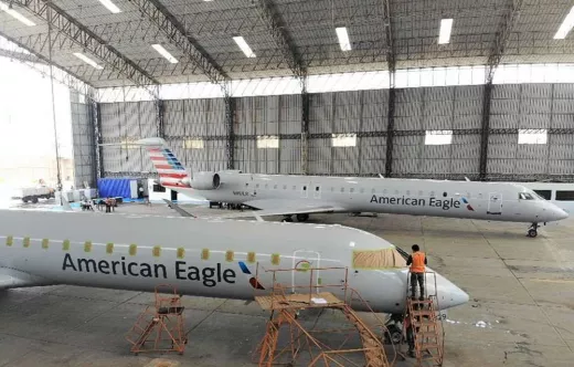 Los dos Bombardier CRJ-900 llegados al Aeropuerto de Lima en el Hangar 3001, también denominado Unidad Fija Adicional del Callao.