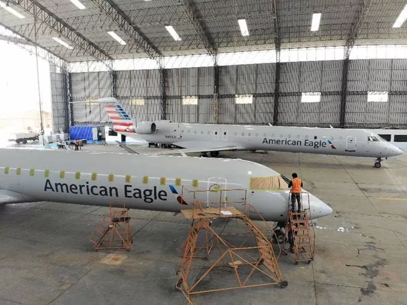Los dos Bombardier CRJ-900 llegados al Aeropuerto de Lima en el Hangar 3001, tambin denominado Unidad Fija Adicional del Callao.