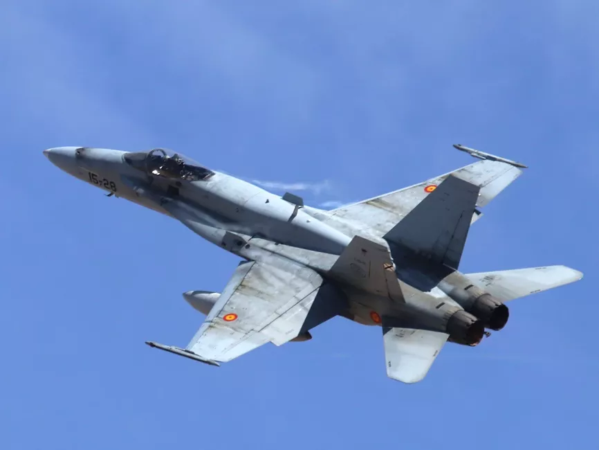 Uno de los EF-18M del Ala 15 del Ejército del Aire y del Espacio, en plena exhibición. Foto: Julio Maíz
