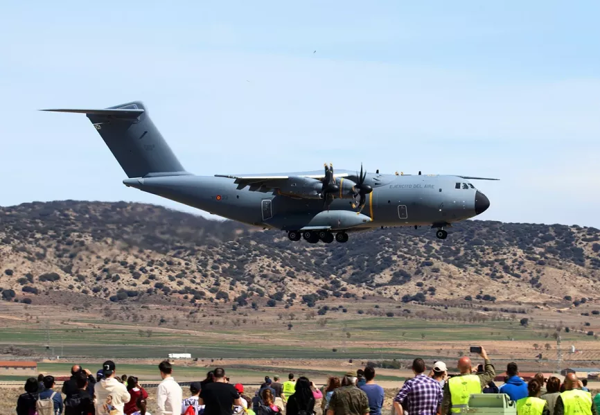 El espectacular sobrevuelo del Airbus DS A400M del Ala 31 en el aeropuerto de Teruel. Foto: Julio Maíz