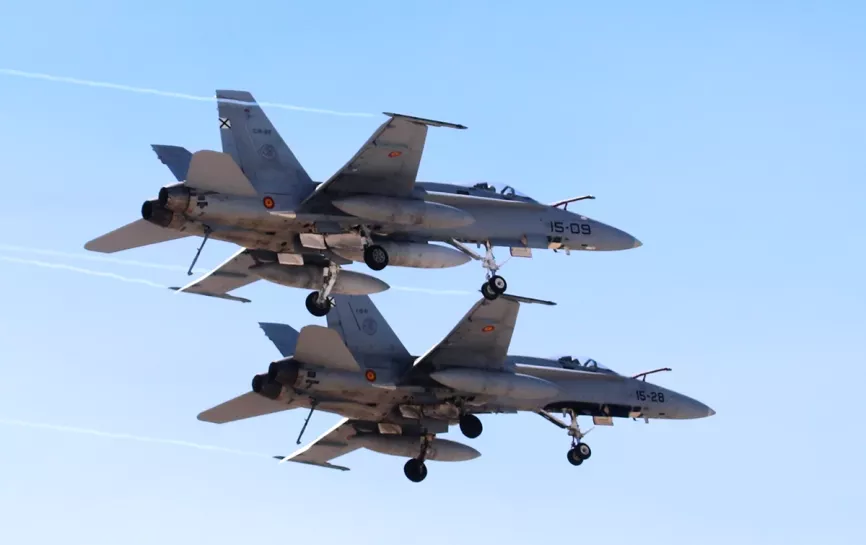 Formación de dos EF-18M del Ala 15, que realizaron un sobrevuelo con el gancho de apontaje bajado. Foto: Julio Maíz