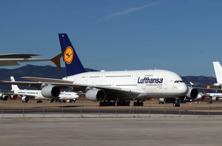 Desde la zona de acceso al público se podían ver algunos de los aviones almacenados en Teruel, como este A380 de Lufthansa. Foto: Julio Maíz
