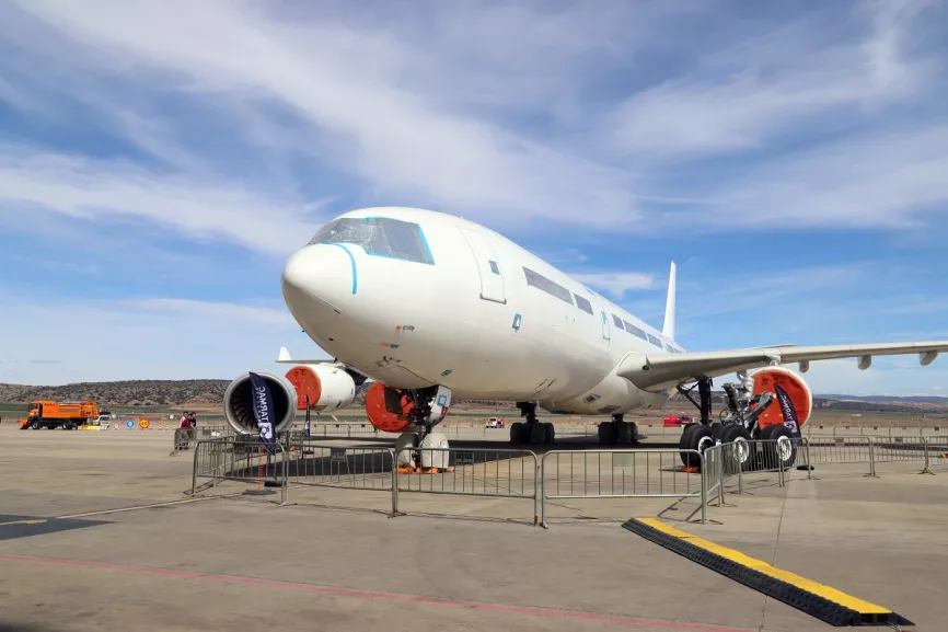 También las empresas presentes en el aeropuerto de Teruel, enseñaron los trabajos que realizan en aeronaves como este A330. Foto: Julio Maíz