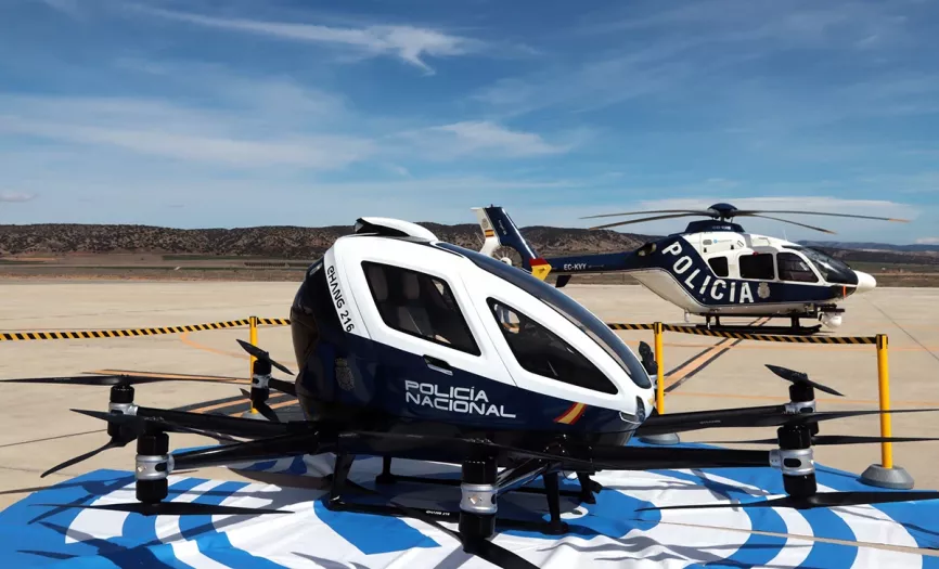 La Policía Nacional mostró tanto sus RPAS, en primer plano un Ehang 216, como sus helicópteros, detrás se un H135. Foto: Julio Maíz