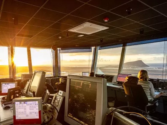 Controlador aéreo de ENAIRE en el Aeropuerto de Tenerife Sur. Foto: Enaire